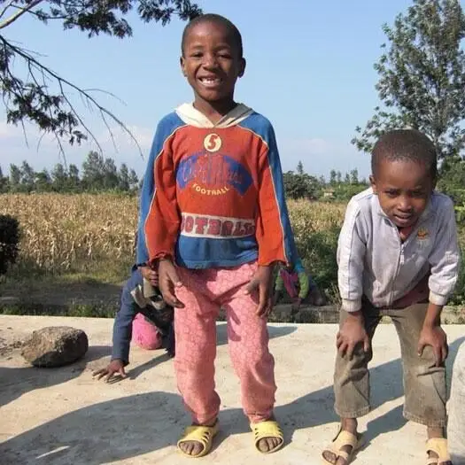 bambini vicino scuola Kilasara