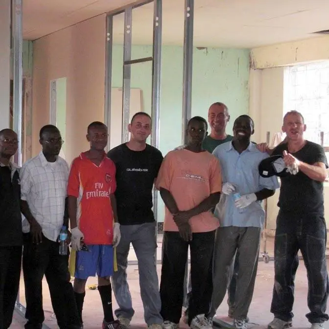il gruppo di cattolichini e tanzaniani che hanno lavorato al primo dormitorio