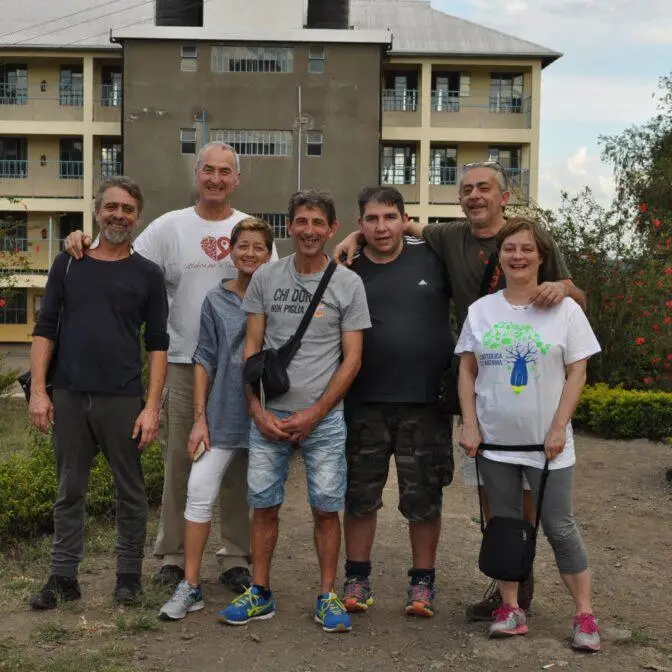foto di gruppo davanti la scuola Kilasara